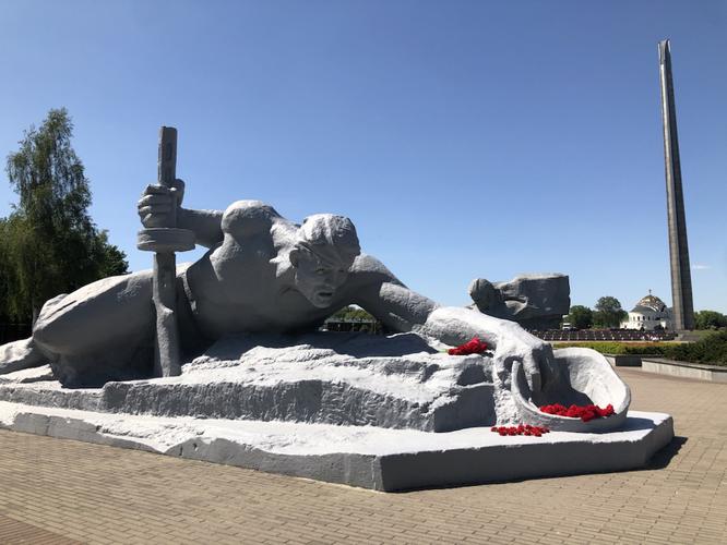 Брест в темноте — не город, а молитва, написанная светом